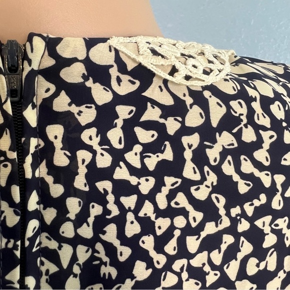R.E.O Vintage Bow Print Long Sleeve Dress Lace Neckline - Picture 12 of 13